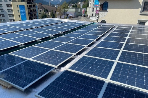 último caso de la compañía sobre SABIC Y SOLARGE SHOWCASE DESARROLLO Y COMERCIALIZACIÓN DE PANELES SOLARES CIRCULARES LIGERO