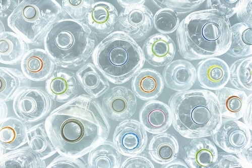 último caso de la compañía sobre EL NUEVO COMPUESTO SOSTENIBLE DEL LNP™ DE SABIC AÑADIRÁ A 400 MILLONES DE BOTELLAS DE AGUA DIVERTIDAS Y ENTREGARÁ THIN-WALL, RETRASO DE LLAMA DE NON-BR/CL A 0,4 MILÍMETROS PARA LA INDUSTRIA ELÉCTRICA